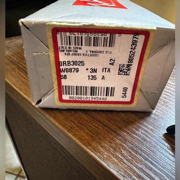 Ray Ban Aviator Sunglasses w/UV Protection - Picture 2 of 3